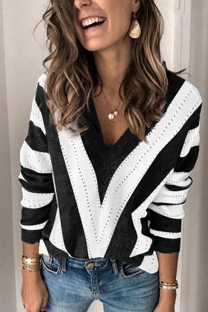 Черно-белый полосатый свитер с V-образным вырезом