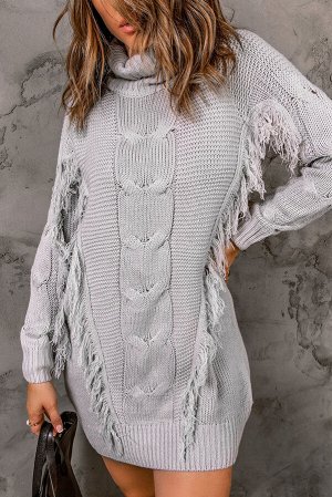 Серое вязаное платье-свитер с косами и бахромой