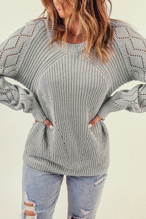 Серый вязаный свитер с длинным рукавом и круглым вырезом