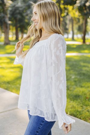 Белая блузка с квадратным вырезом и цветочной аппликацией