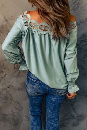 Зеленая свободная блуза с фигурной отделкой и открытыми плечами