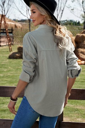 Светло-серая вельветовая рубашка с застежкой на пуговицах и нагрудным карманом
