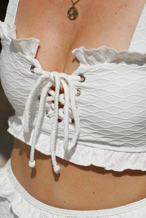 Белый купальник бикини с рюшами: укороченный топ со шнуровкой + плавки с высокой талией