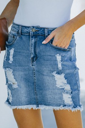 Голубая джинсовая мини-юбка с потертостями и необработанными краями