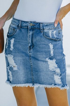 Голубая джинсовая мини-юбка с потертостями и необработанными краями