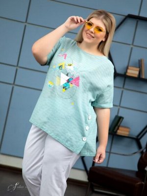 Блузка Свободная блуза Т-образного силуэта выполнена из смесовой ткани с содержанием хлопкового волокна. Модель с просторным рукавом длиной до локотя,низ рукава оформлен отворотом. Линия горловины окр