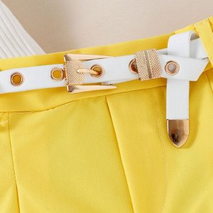 Костюм: белая кофта и желтые шорты