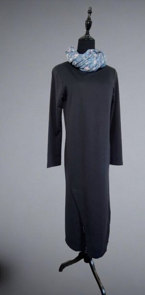Платье Элегантное,прямое чёрное платье,спереди разрез наискось, подчеркивает фигуру.  Хорошее лекало.

Размер 46-48: ОГ 90см, длина 120см.

Производство Италия

Состав: 95%хлопок, 5%эластан.