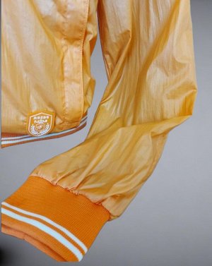 Жакет Стильная, красивая модель, цвет оранж, на резинке с белыми кантами, что придаёт завершенность и дороговизну! Великолепно смотрится и отлично садится по фигуре. На груди планка, под ней карманы н