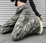 Джинсы широкие с завышенной талией в стиле милитари, как на фото