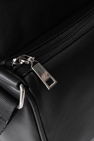 Черная сумка через плечо с ремешком и люверсами