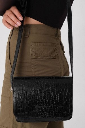 Черная сумка через плечо с крокодиловым узором на ремешке