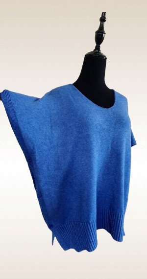 Кофта Шикарный, стильный жакет в стиле Бохо. Можно носить на водолазку, блузу, рубашку. По бокам пуговицы, цвет темно-голубой. Классное лекало, красиво, тепло!
Единый размер 46-54: длина изделия 66 см