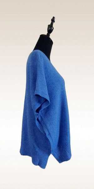 Кофта Шикарный, стильный жакет в стиле Бохо. Можно носить на водолазку, блузу, рубашку. По бокам пуговицы, цвет темно-голубой. Классное лекало, красиво, тепло!
Единый размер 46-54: длина изделия 66 см