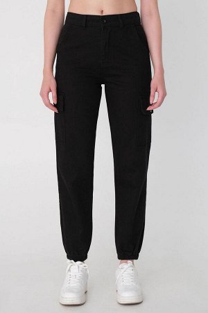 Черные джинсы-джоггеры с карманами
