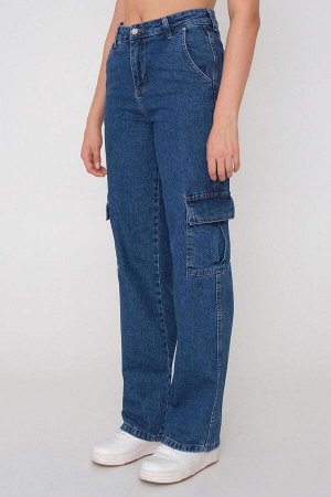 Широкие джинсы джинсового цвета с боковым карманом