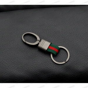 Брелок на ключи кольцо с карабином с зелено-красной тканевой вставкой