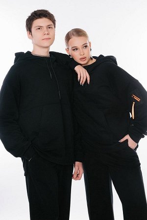Толстовка Сезон: Весна - Осень, Зима

Толстовка-унисекс с капюшоном из черного футера трехнитки. Модель подходит мужчинам и женщинам. Карман -кенгуру, асимметричный низ.  Рукав отрезной, плечо спуще