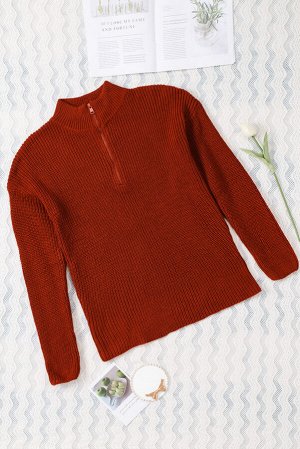Красный свитер с высоким воротом на молнии и заниженной линией плеча