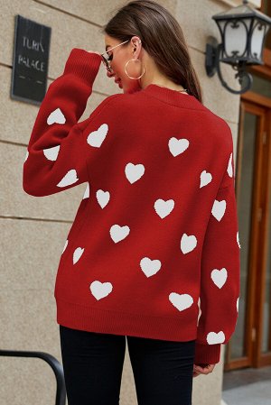 Красный вязаный свитер с сердечками