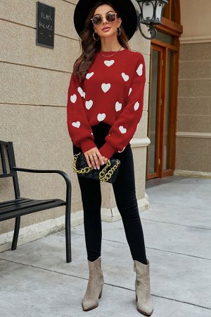 Красный вязаный свитер с сердечками