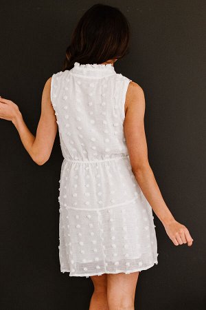 Белое струящееся мини-платье с воротником стойка и текстурой в горошек
