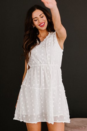 Белое струящееся мини-платье с воротником стойка и текстурой в горошек