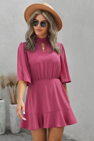 Розове платье с воротником-стойка и вырезом "капелька"