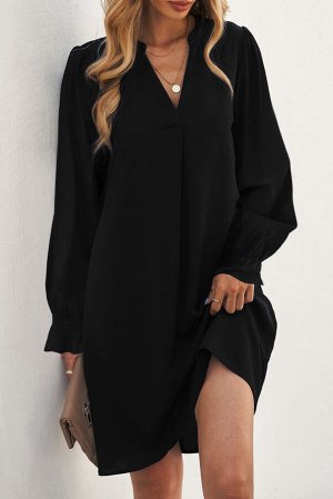 Черное платье-рубашка с V-образным вырезом и оборками на рукавах