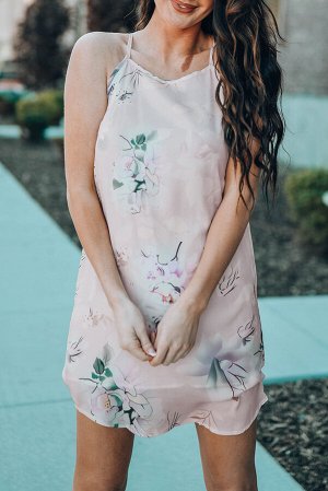 Нежно-розовое с цветочным узором мини платье на бретельках