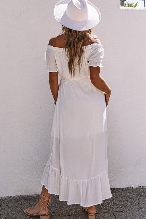Белое платье-сарафан с открытыми плечами и разновеликим подолом