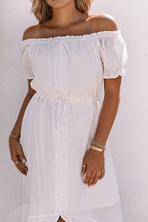 Белое платье-сарафан с открытыми плечами и разновеликим подолом