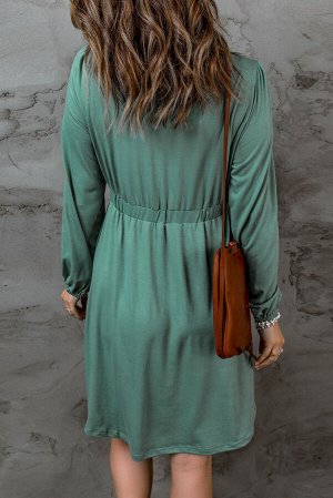 Зеленое платье на пуговицах с длинным рукавом и резинкой на талии