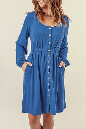 Синее платье на пуговицах с длинным рукавом и резинкой на талии