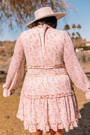 Розовое многоярусное платье плюс сайз с рюшами и V-образным вырезом