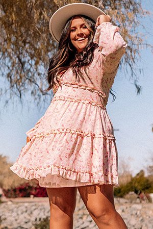 Розовое многоярусное платье плюс сайз с рюшами и V-образным вырезом