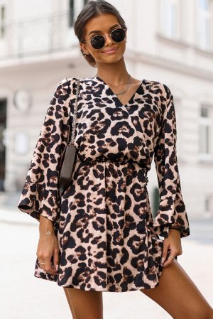 Леопардовое мини-платье с V-образным вырезом и разрезом на спине