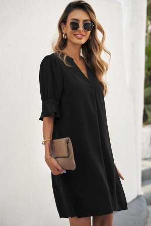 Черное платье прямого кроя с рюшами на рукавах