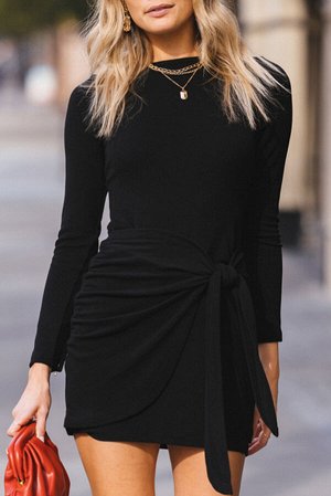 Черное мини-платье с длинным рукавом и узелком