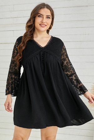 Черное платье плюс сайз с расклешенными кружевными рукавами