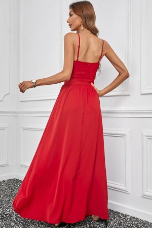 Красное вечернее платье с глубоким с V-образным вырезом и отделкой стразами