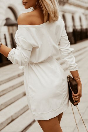 Белое платье с открытым плечом и поясом на талии