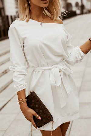 Белое платье с открытым плечом и поясом на талии