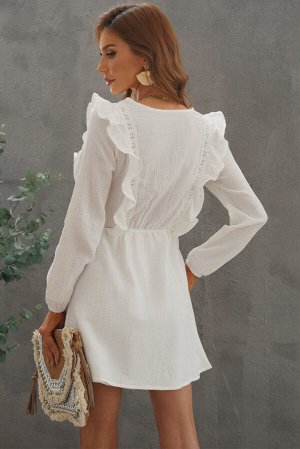 Белое платье с V-образным вырезом с длинными рукавами и кружевными рюшами