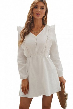 Белое платье с V-образным вырезом с длинными рукавами и кружевными рюшами