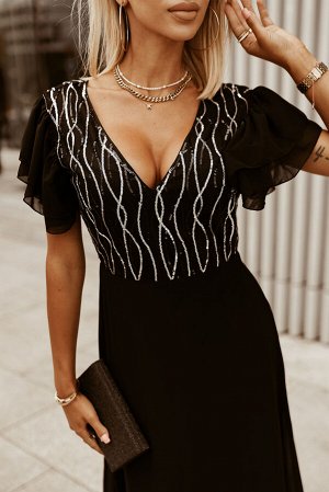 Черное платье с V-образным вырезом и рюшами на рукавах