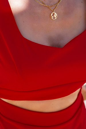 Красное платье-миди с вырезом на талии и боковым разрезом