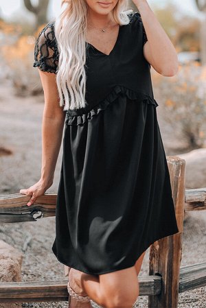 Черное свободное платье с короткими кружевными рукавами и рюшами