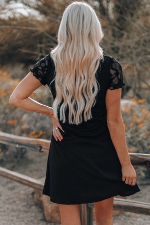 Черное свободное платье с короткими кружевными рукавами и рюшами
