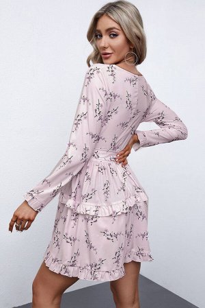 Розовое платье с запахом и цветочным принтом